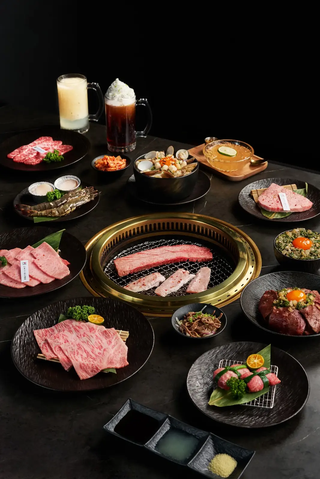脂本燒肉完整套餐上桌
